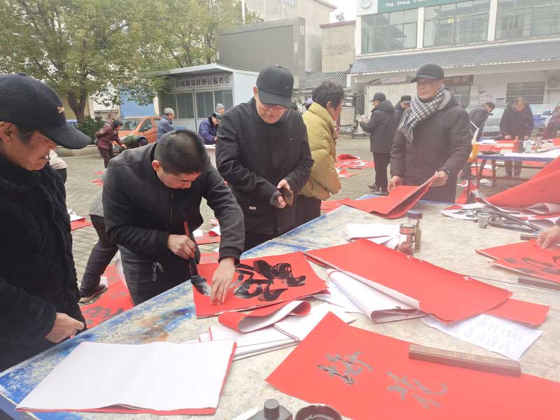 翰墨迎春启新程 文化惠民暖杨湖--颍上县杨湖镇2026年迎新春送万福送春联活动圆满举办(图1)