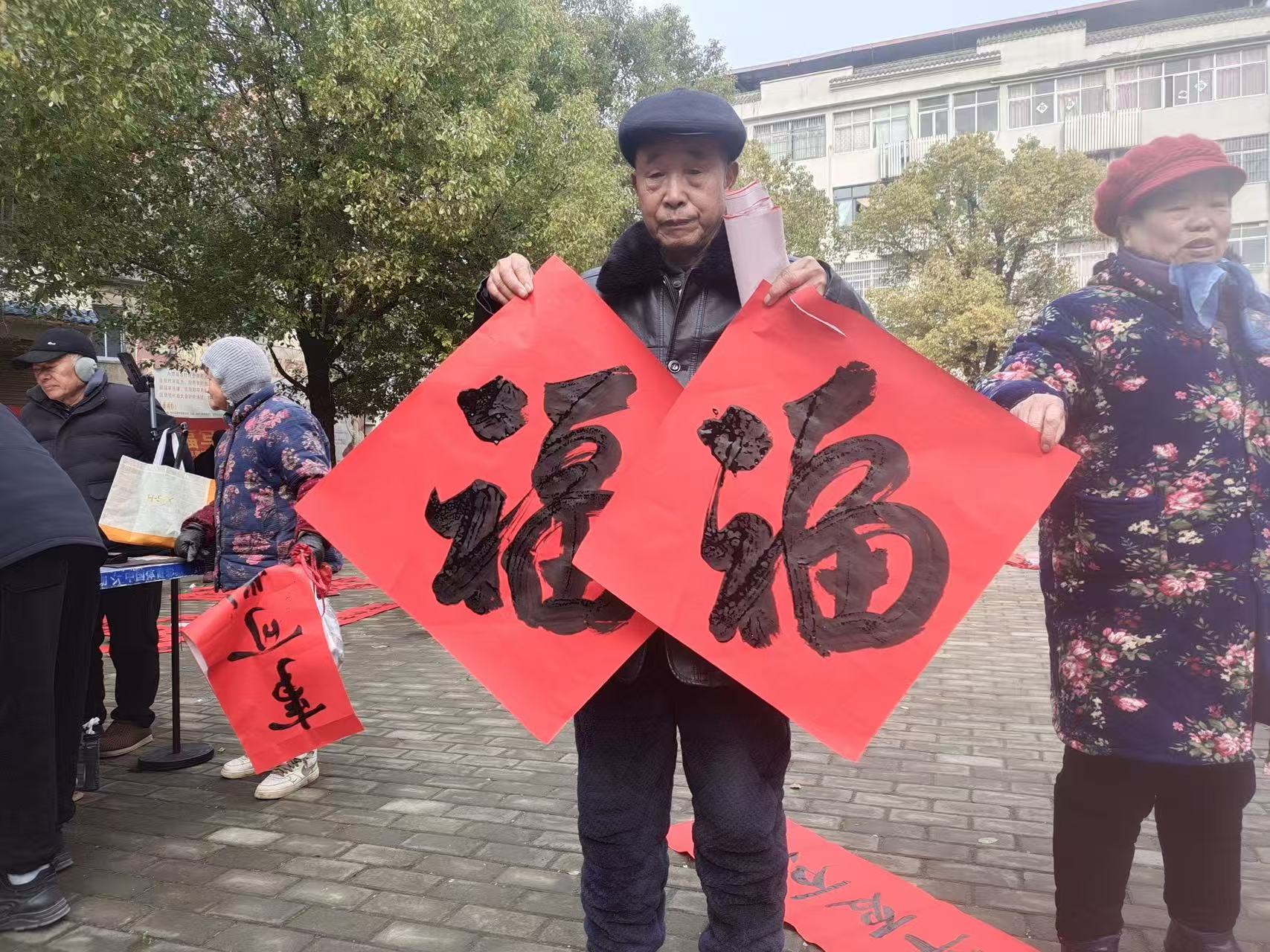 翰墨迎春启新程 文化惠民暖杨湖——颍上县杨湖镇2026年“迎新春·送万福·送春联”活动圆满举行(图2) 翰墨迎春启新程 文化惠民暖杨湖——颍上县杨湖镇2026年“迎新春·送万福·送春联”活动圆满举行(图2)