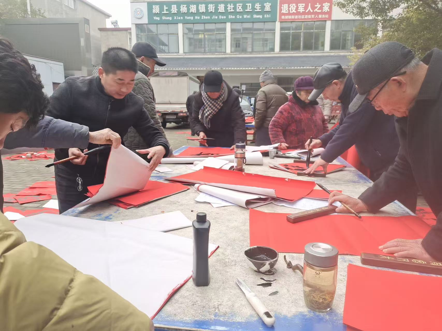 翰墨迎春启新程 文化惠民暖杨湖——颍上县杨湖镇2026年“迎新春·送万福·送春联”活动圆满举行(图4) 翰墨迎春启新程 文化惠民暖杨湖——颍上县杨湖镇2026年“迎新春·送万福·送春联”活动圆满举行(图4)